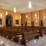 La cappella centrale � stata invece demolita durante i restauri per creare l�accesso alla nuova aula liturgica. Entriamo cos� nella chiesa moderna...